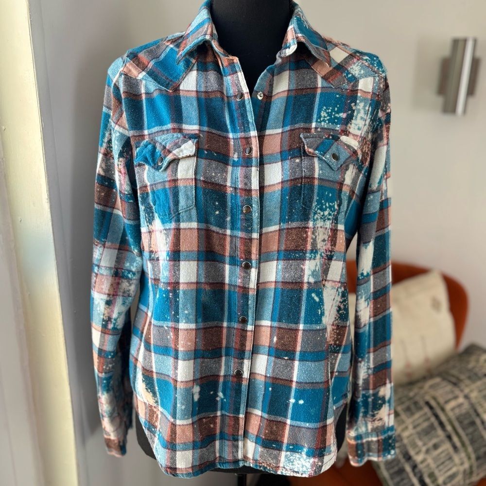 Wrangler women’s flannel pearl snap blue plaid flannel distressed